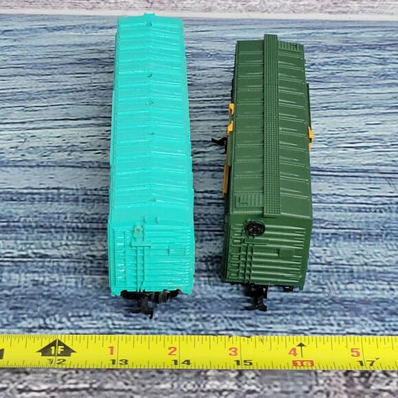 Vintage H.O scale Penn central & MEC train boxcars Turquoise and green - Picture 6 of 11